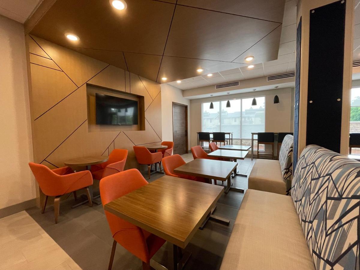 פורט סמית' Holiday Inn Express & Suites - Ft. Smith - Airport By Ihg מראה חיצוני תמונה
